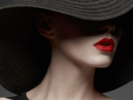 Kolumna - žena pod šeširom